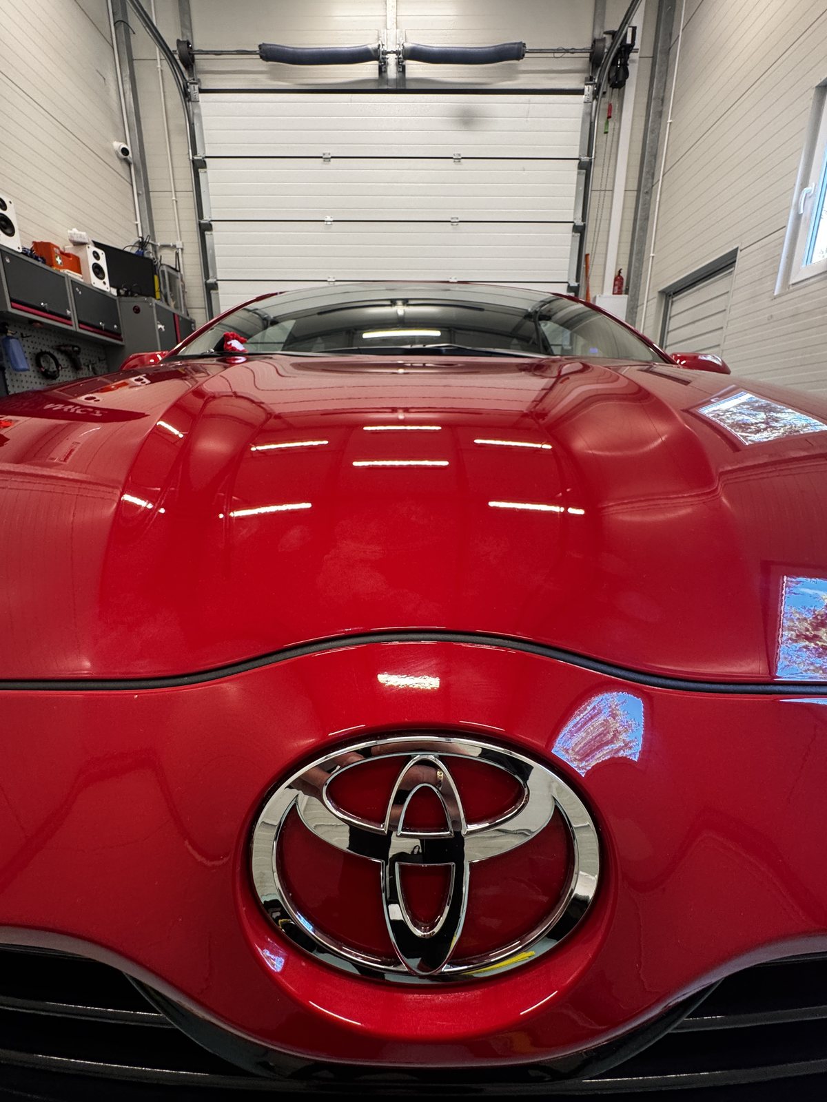 Czerwona Toyota podczas aplikacji folii ochronnej PPF