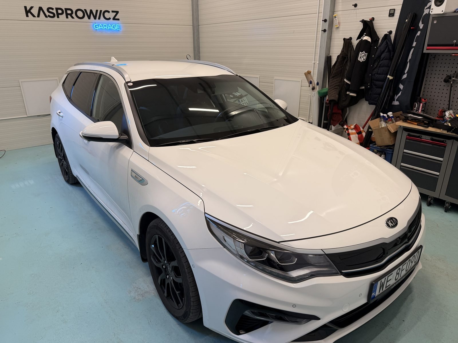 Biała Kia Optima po detailingu w studiu Kasprowicz Garage