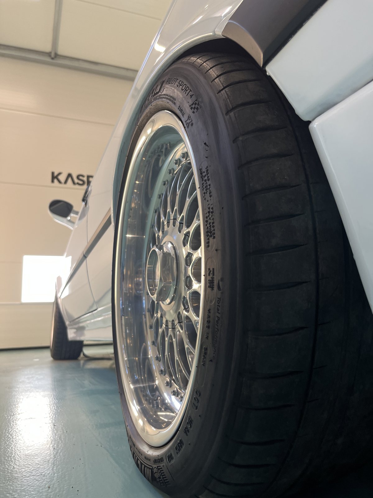 Odnowiona felga na aucie w studiu Kasprowicz Garage