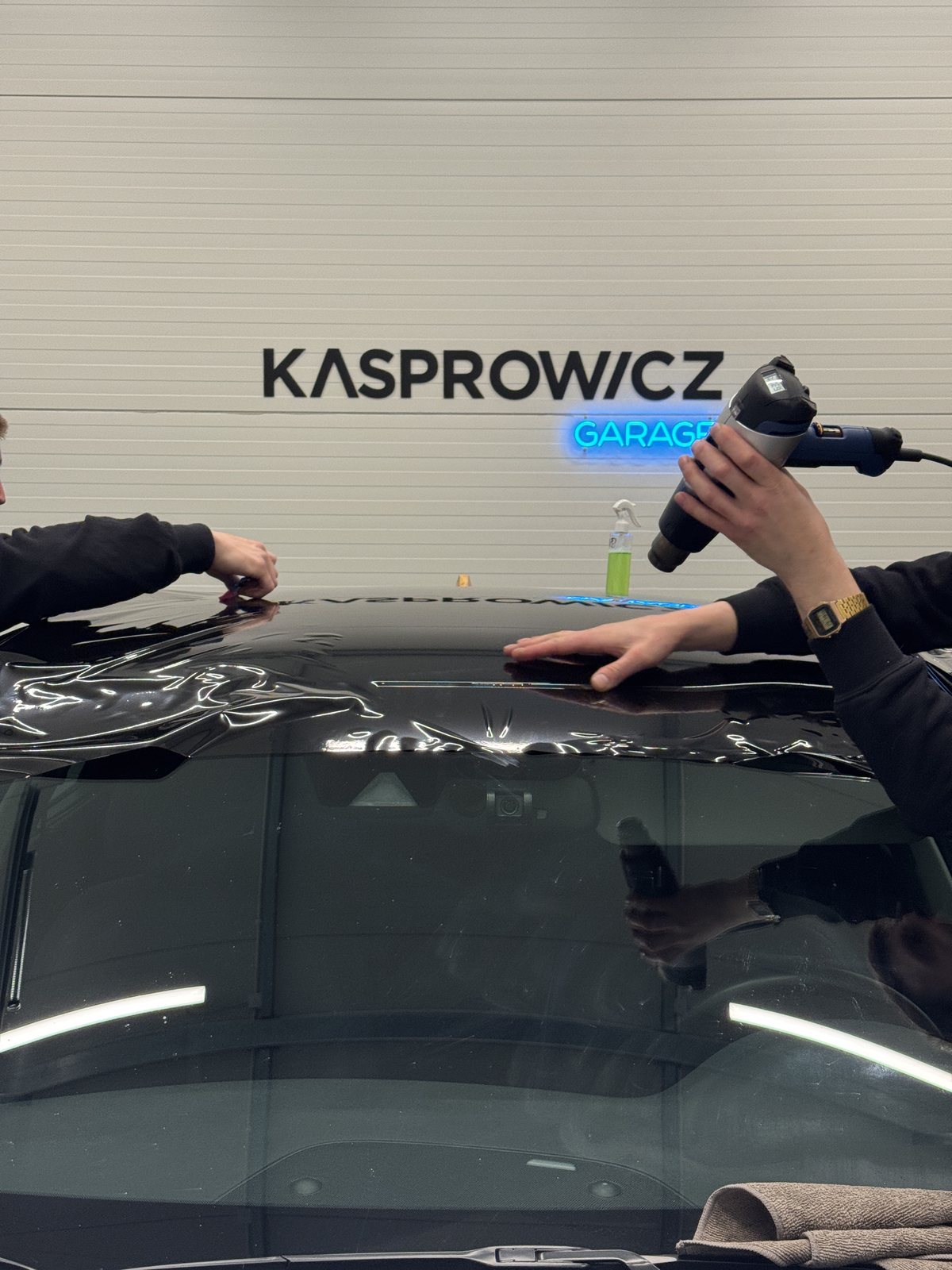 Aplikacja folii na karoserię podczas zmiany koloru auta